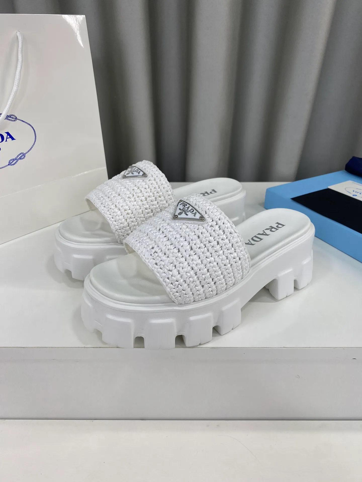 💕💕Factory direct selling price p460💕💕 Prada's latest tooth-woven thick-soled triangle buckle slippers☑️ Latest environmentally friendly PP material, fully handmade crochet, just like knitting sweaters, slow work and meticulous work, retro fashionable thick-soled shoes, with rubber uppers, making the whole pair of shoes light and comfortable. Bright colors, a variety of choices to meet the needs of fashionable people with different styles! The iconic metal triangle logo is paired with the shape of ancient beach slippers. Every design element is fashionable! Size: Women's 35-39 (34, 40, custom-made, non-returnable) Full set of counter original packaging